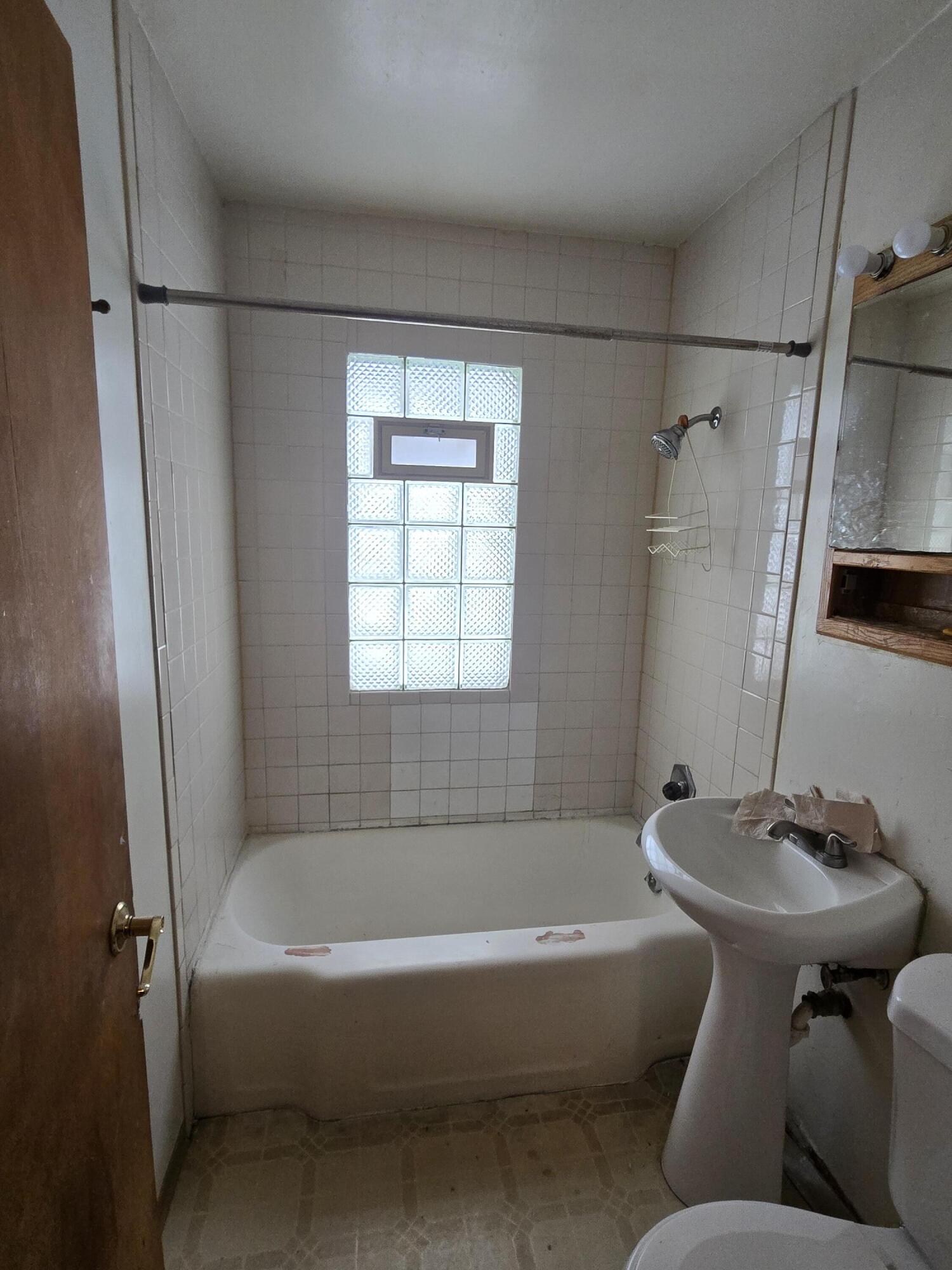 4642 North 45th Street Milwaukee, WI 53218 - Photo 4 of 8 Bathroom 45th