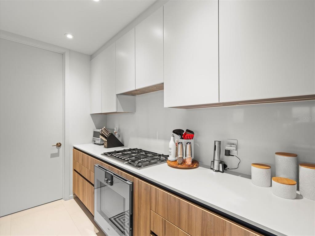 1020 Sunset Point Road, Unit 511 Clearwater, FL 33755 - Photo 65 of 99 a kitchen with a stove and a refrigerator