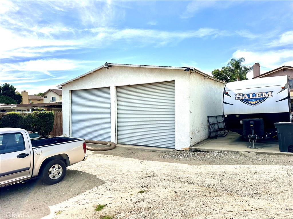1094 North Linden Avenue Rialto, CA 92376 - Photo 4 of 8 a view of a car garage