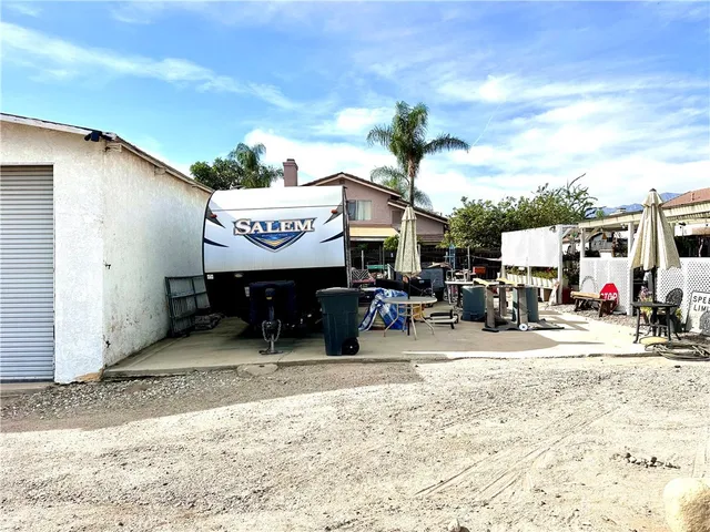 a view of a backyard