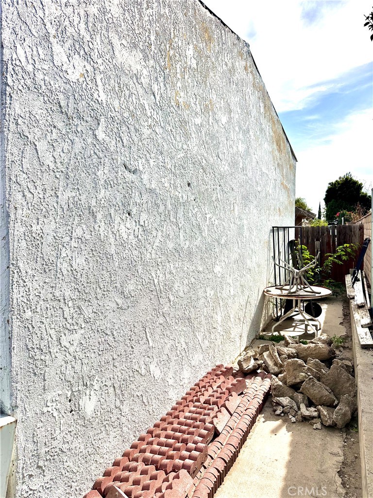 1094 North Linden Avenue Rialto, CA 92376 - Photo 7 of 8