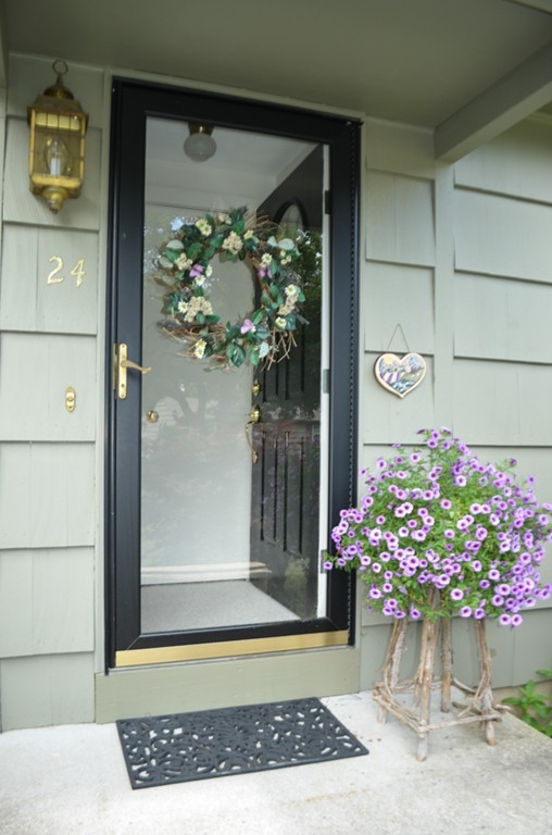 24 Cindy Circle Springfield, MA 01129 - Photo 3 of 20