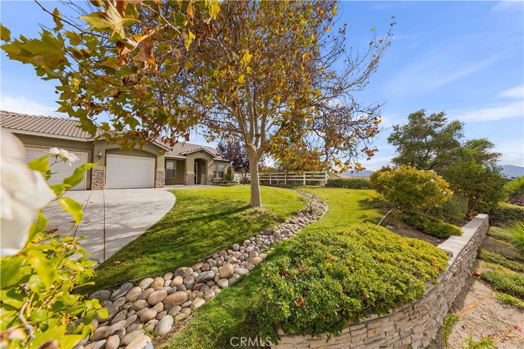 a view of a house with a backyard