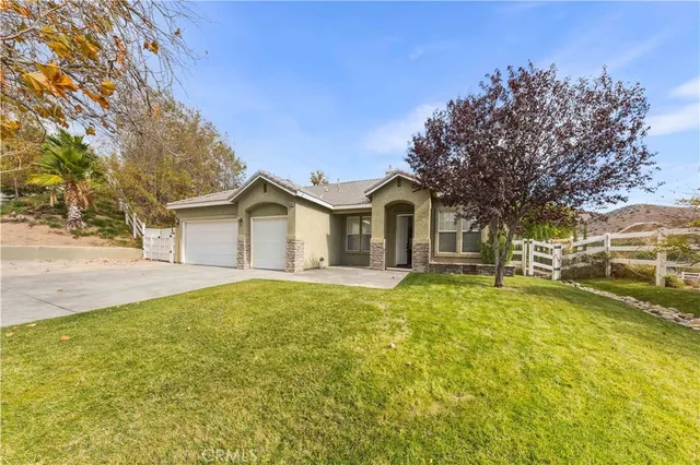 a view of a house with backyard and tree