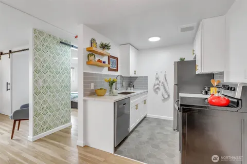 $318,990 | 919 2nd Avenue West, Unit 505, Seattle, WA 98119