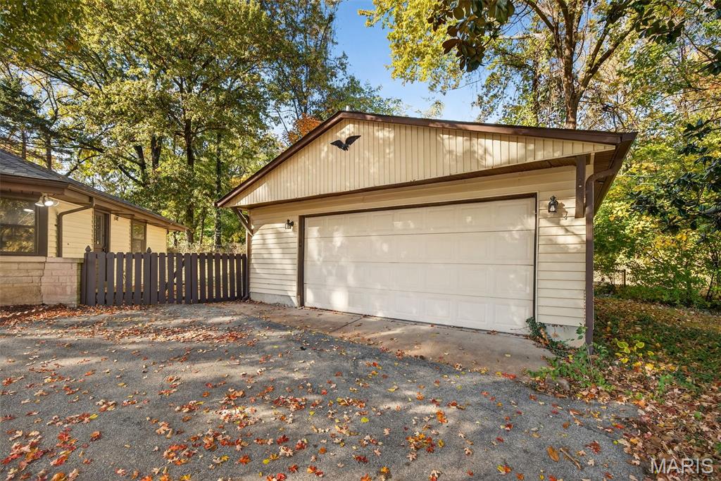 643 Hunters Ridge Drive St. Louis, MO 63135 - Photo 2 of 39