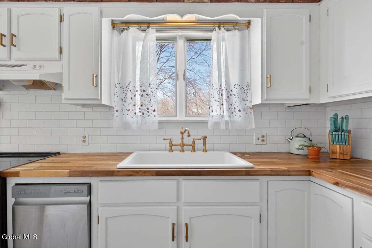 720 Mac Elroy Road Clifton Park, NY 12019 - Photo 12 of 38 720 MAC ELROY-21