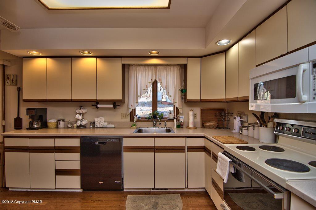 166 Oakenshield Drive Bushkill, PA 18371 - Photo 12 of 48 Kitchen View 5