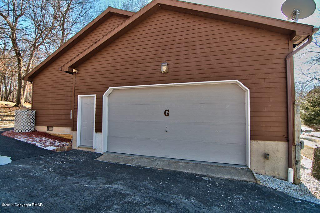 166 Oakenshield Drive Bushkill, PA 18371 - Photo 4 of 48 Exterior View 04