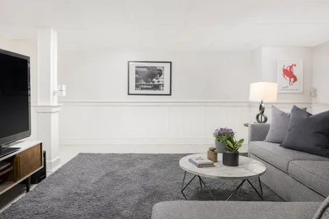 $2,695,000 | 218 Bull Path, East Hampton, NY 11937