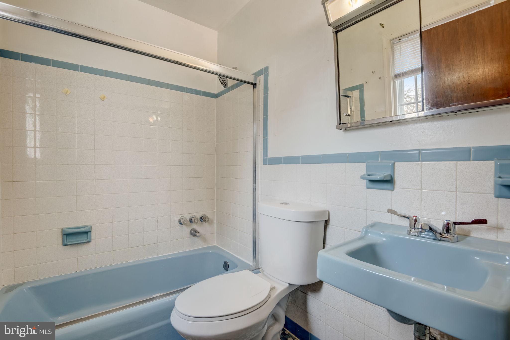 2934 Craiglawn Road Silver Spring, MD 20904 - Photo 16 of 39 16 - Private bath (#1) off of Main Bedroom (#1) -