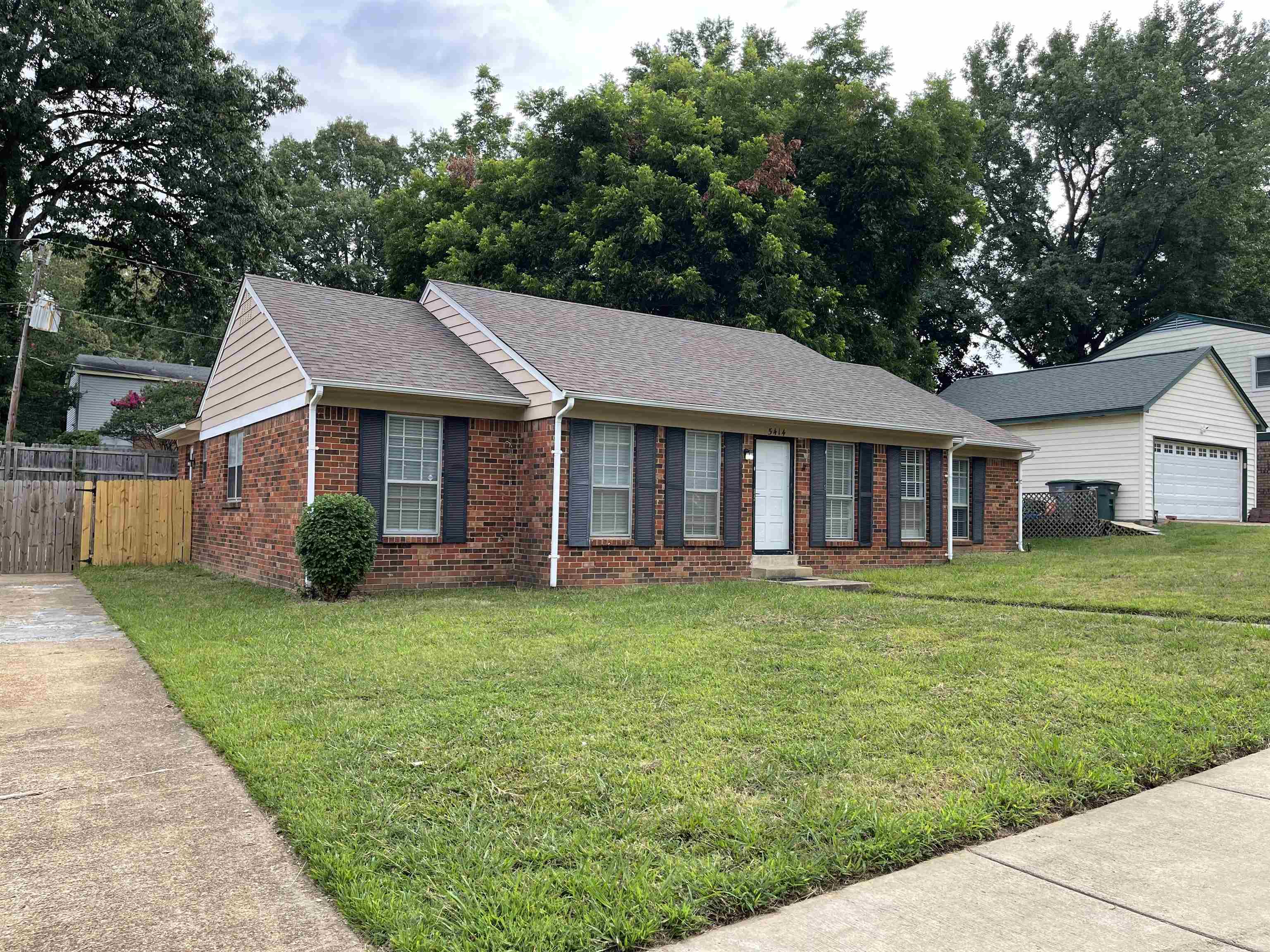 5414 Maple Ridge Road Memphis, TN 38134 - Photo 2 of 23 Single story home featuring a front lawn