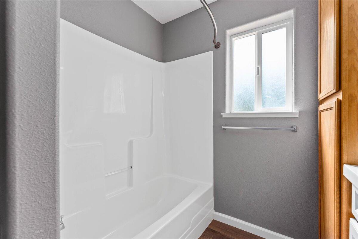 8550 Muletown Road Redding, CA 96001 - Photo 16 of 37 a bathroom with a bathtub