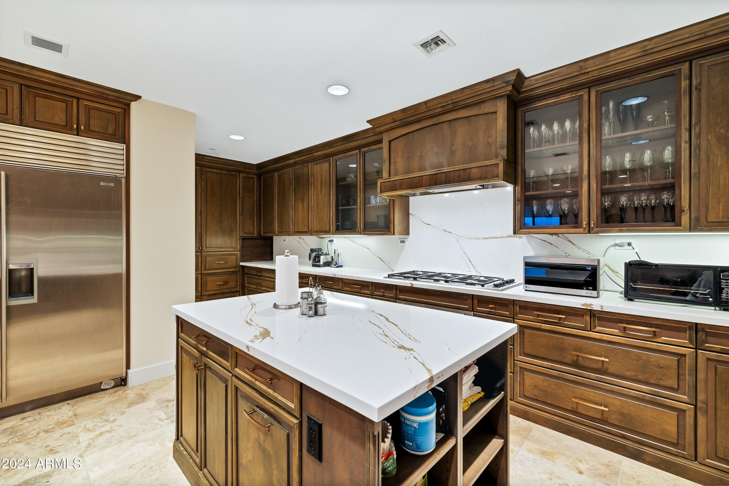 2211 East Camelback Road, Unit 407 Phoenix, AZ 85016 - Photo 20 of 36 a kitchen that has a sink and a stove