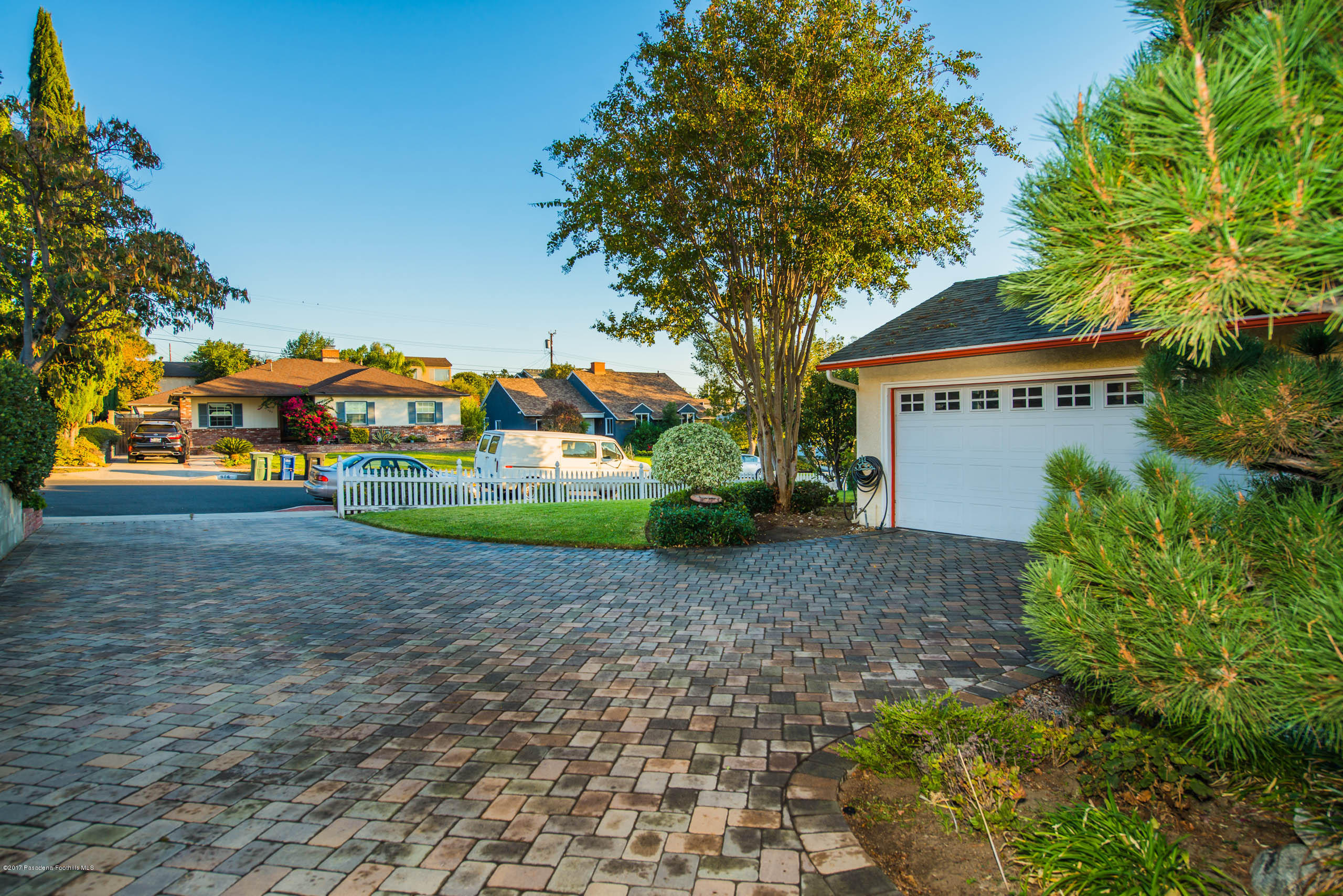 907 Bethany Road Burbank, CA 91504 - Photo 3 of 49 RSU_2578