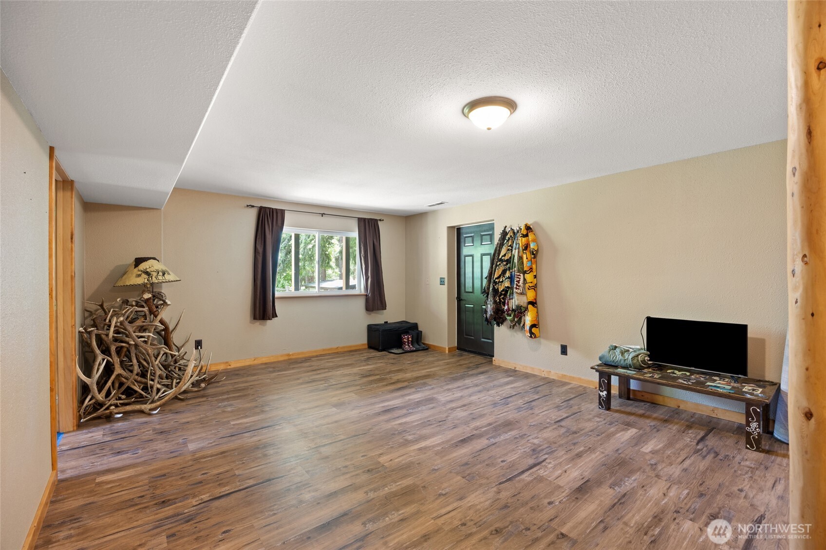 11125 Entiat River Road Entiat, WA 98822 - Photo 36 of 40 a view of a livingroom with a flat screen tv
