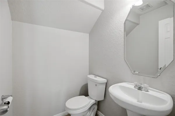 $2,700 | 422 Abbey Lane, League City, TX 77573
