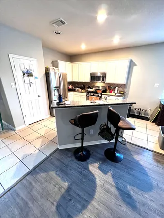 $2,700 | 422 Abbey Lane, League City, TX 77573