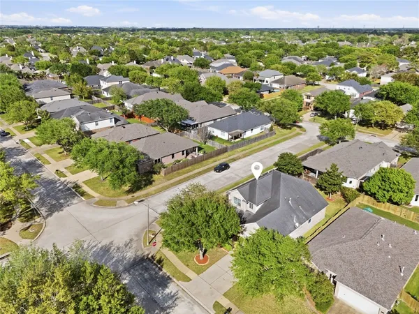 $2,700 | 422 Abbey Lane, League City, TX 77573