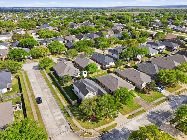 $2,700 | 422 Abbey Lane, League City, TX 77573