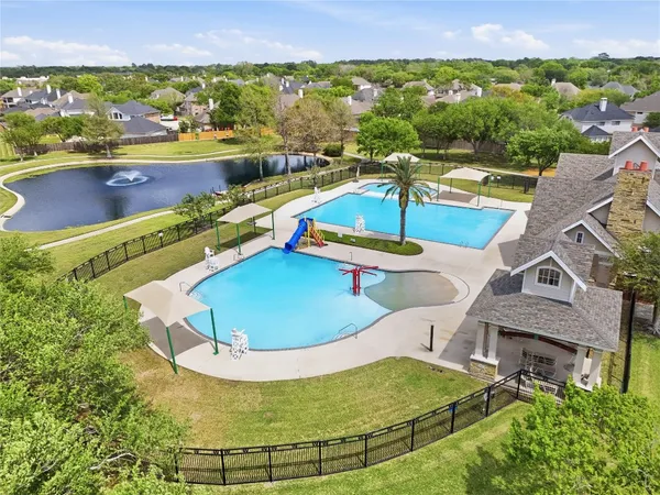 $2,700 | 422 Abbey Lane, League City, TX 77573