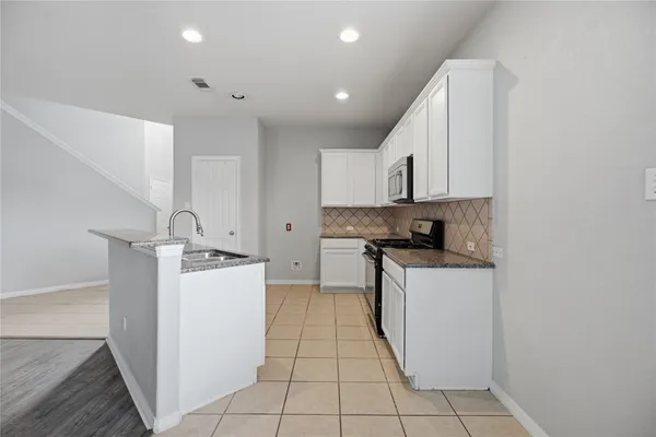 $2,700 | 422 Abbey Lane, League City, TX 77573
