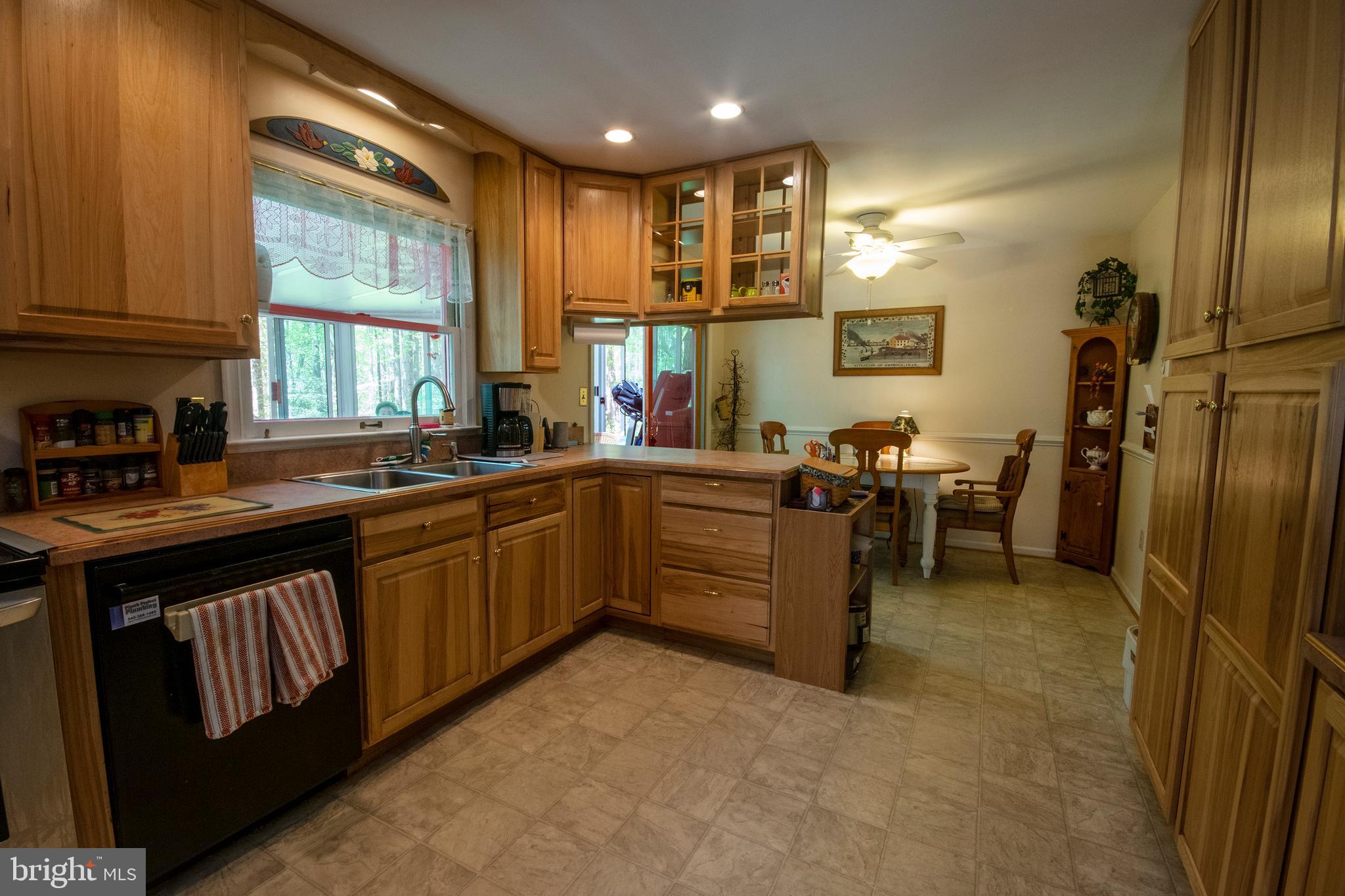 8601 Hancock Road Spotsylvania, VA 22553 - Photo 6 of 33 Sunlit kitchen