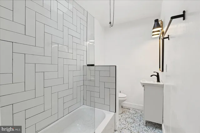 a bathroom with a bathtub and toilet