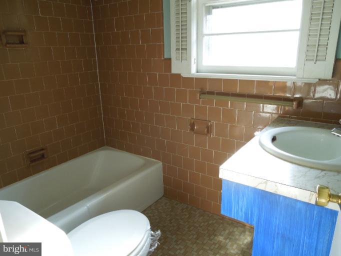 953 Pine Grove Road Bluemont, VA 20135 - Photo 9 of 25 a bathroom with a sink a toilet and bathtub