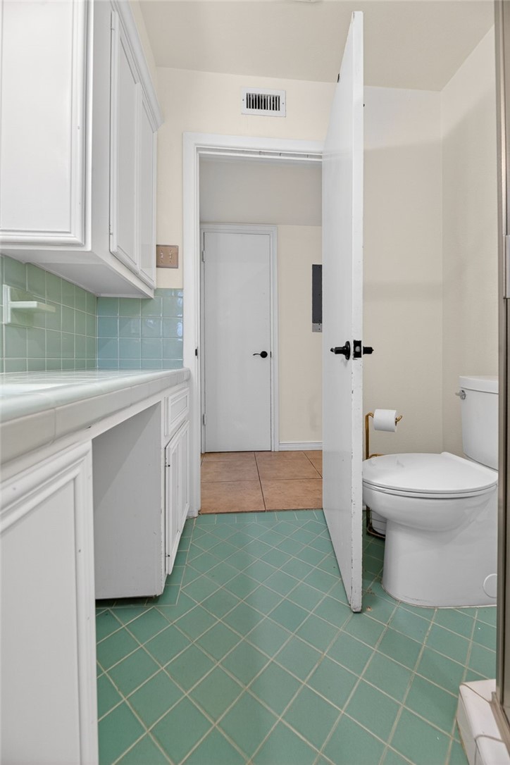 609 Peerman Place Corpus Christi, TX 78411 - Photo 17 of 36 a bathroom with a toilet a sink and bathtub