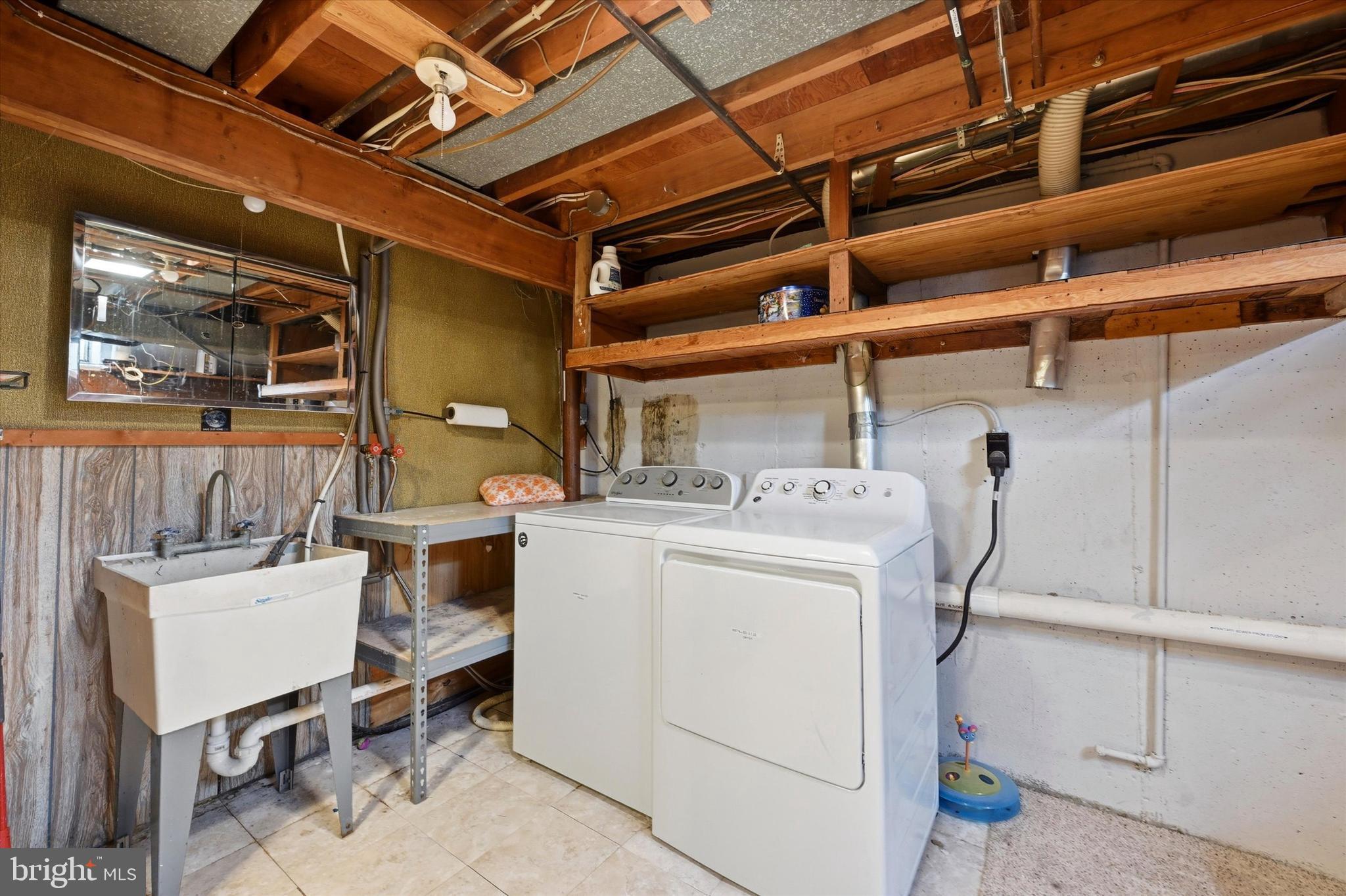 3 South Dillwyn Road Newark, DE 19711 - Photo 27 of 59 a utility room with dryer and washer