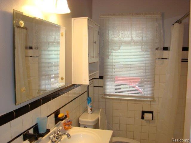 1841 Roslyn Road Grosse Pointe, MI 48236 - Photo 11 of 20 bth rm pic 2.JPG