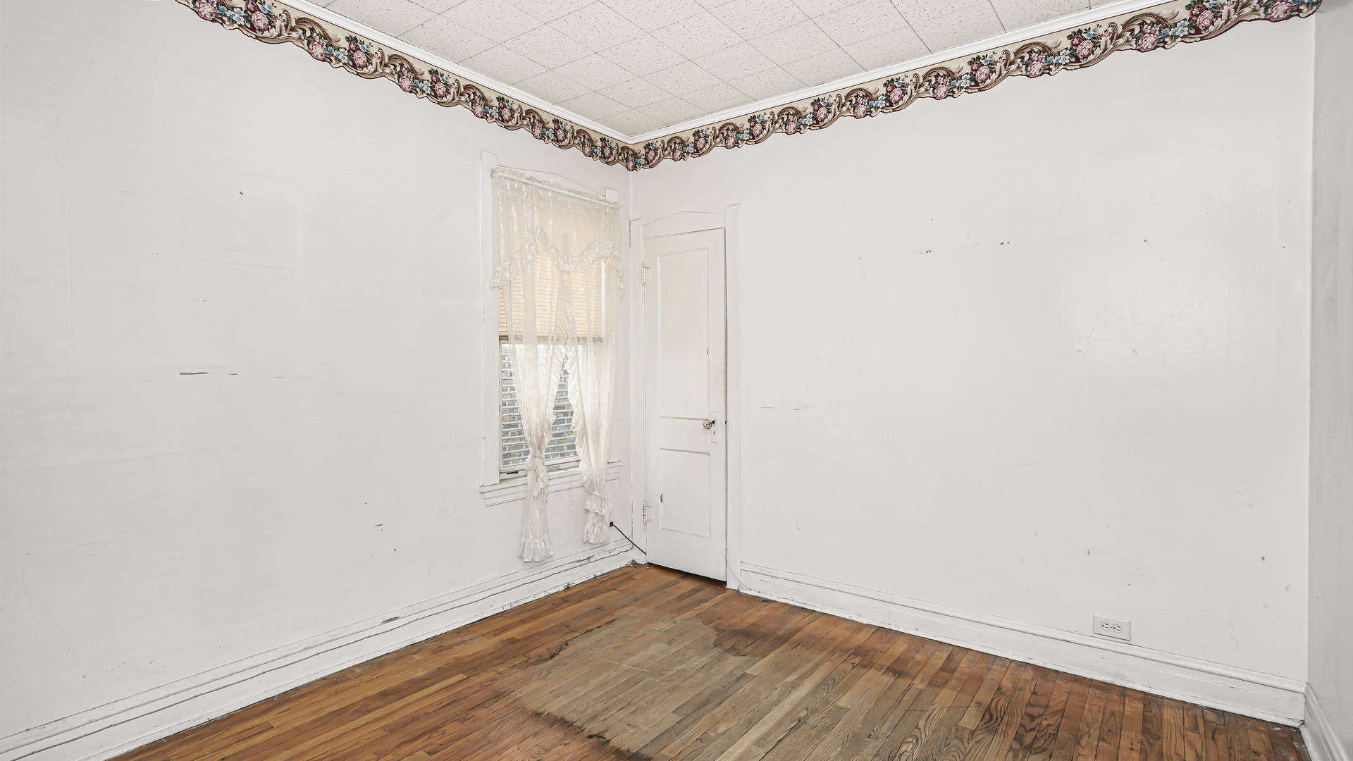 1712 North Monitor Avenue Chicago, IL 60639 - Photo 18 of 33 a view of an empty room