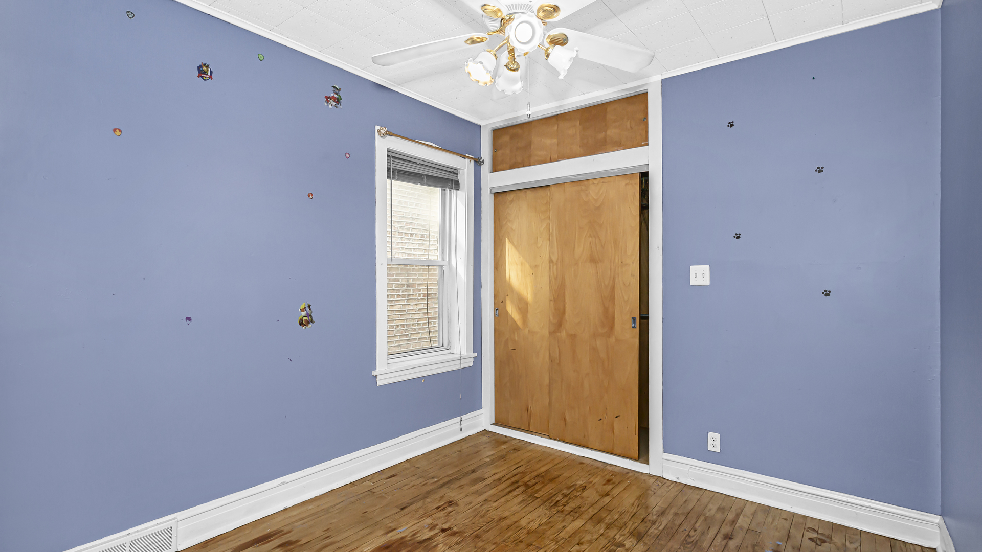 1712 North Monitor Avenue Chicago, IL 60639 - Photo 7 of 33 an empty room with windows and closet