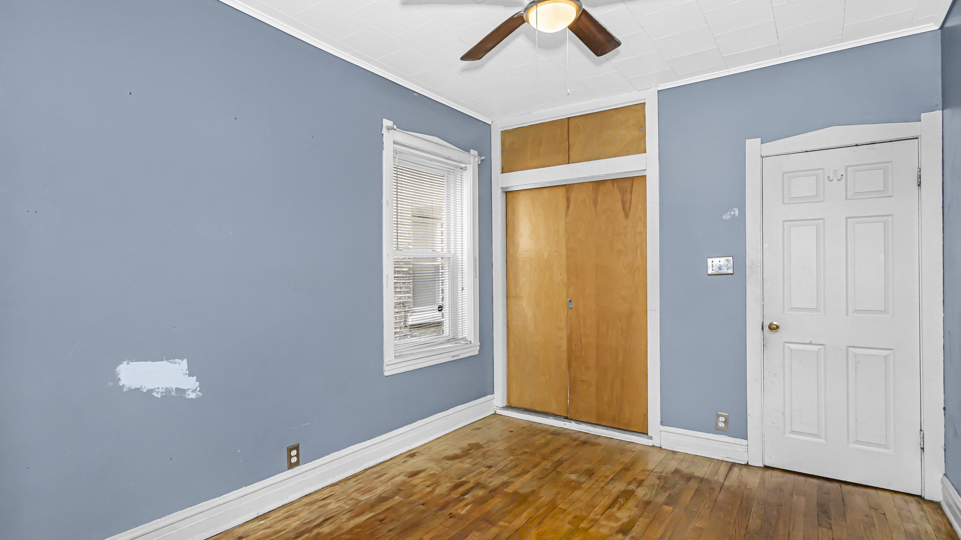 1712 North Monitor Avenue Chicago, IL 60639 - Photo 9 of 33 an empty room with windows