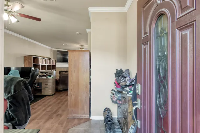 a view of a entryway with workspace