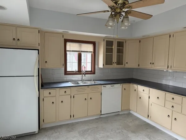 $2,550 | 36 Glenwild Avenue, Unit 1, Bloomingdale, NJ 07403