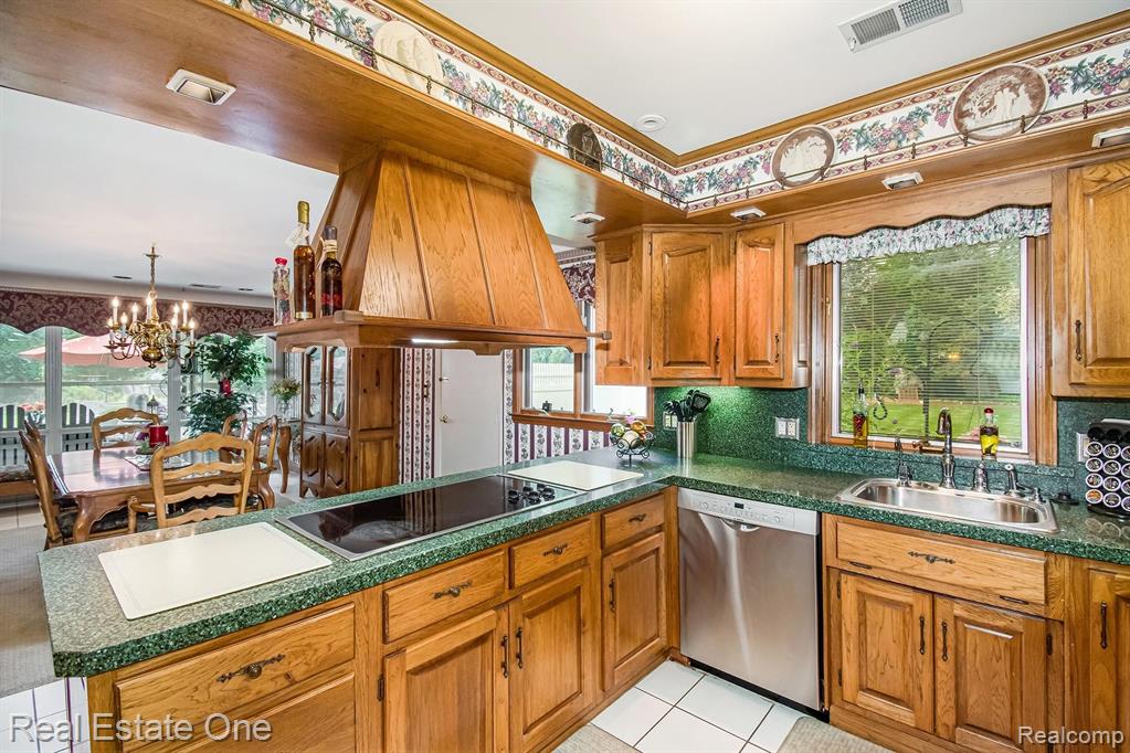 33821 Argonne Road Farmington Hills, MI 48335 - Photo 10 of 39