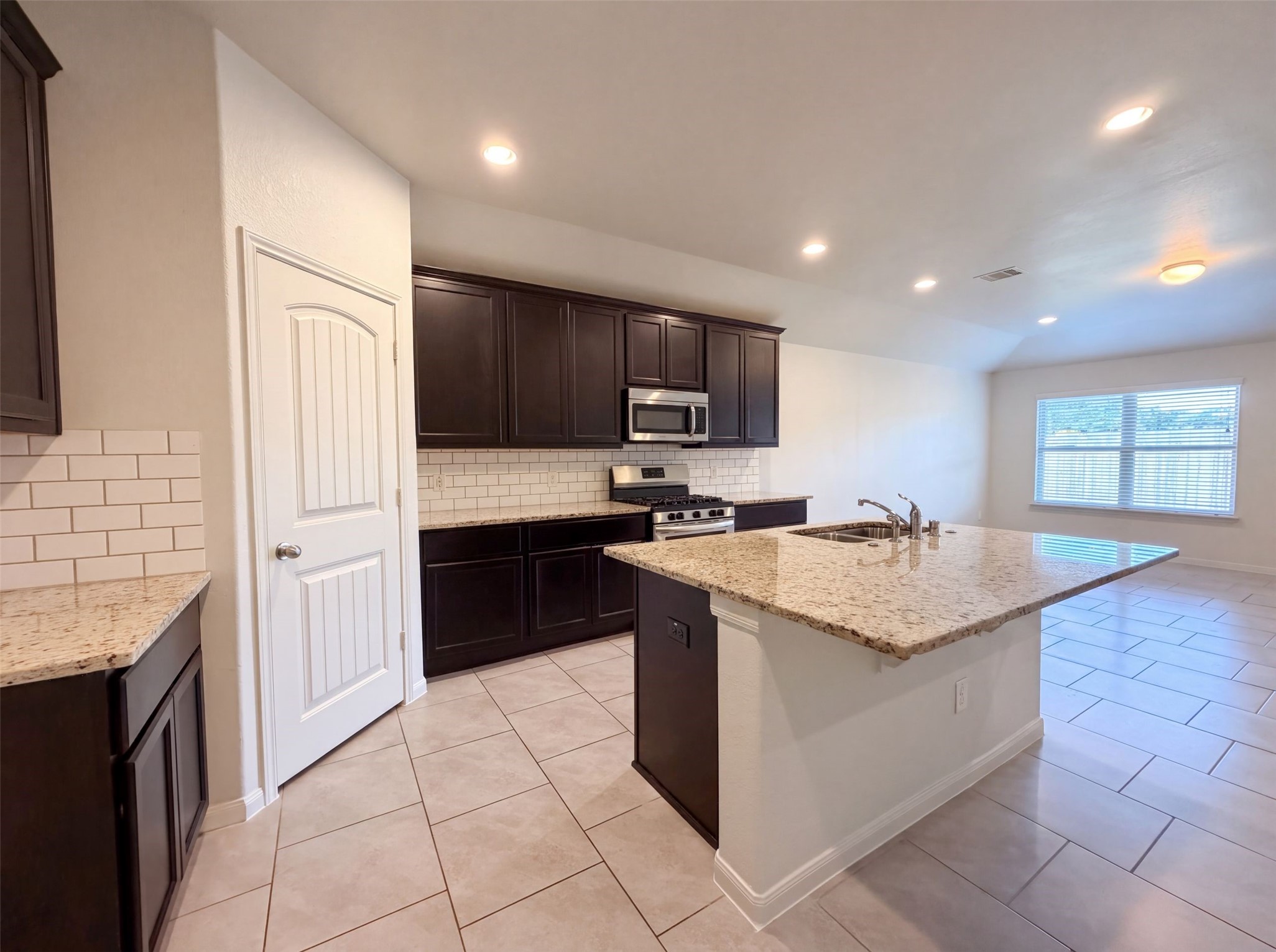 8126 Gambrel Way Rosharon, TX 77583 - Photo 9 of 15 Gallery Image 9