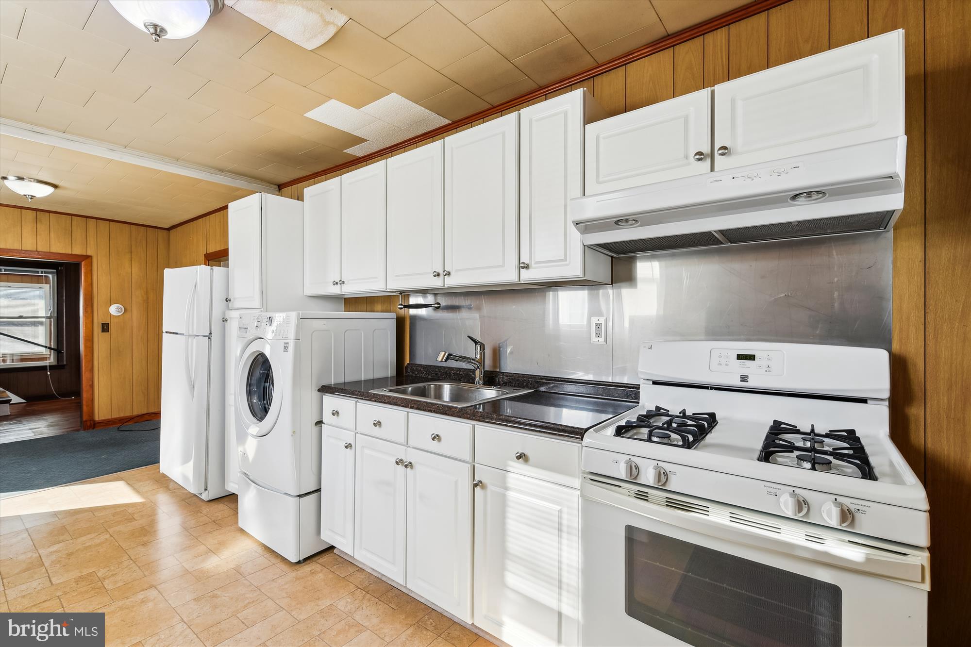 923 Courtney Road Baltimore, MD 21227 - Photo 9 of 31 Kitchen