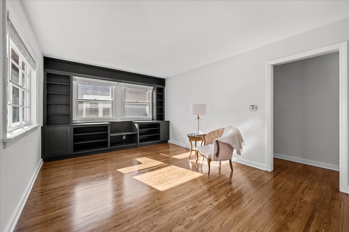 425 Ingleside Avenue Aurora, IL 60506 - Photo 3 of 13 a view of a livingroom with furniture and wooden floor