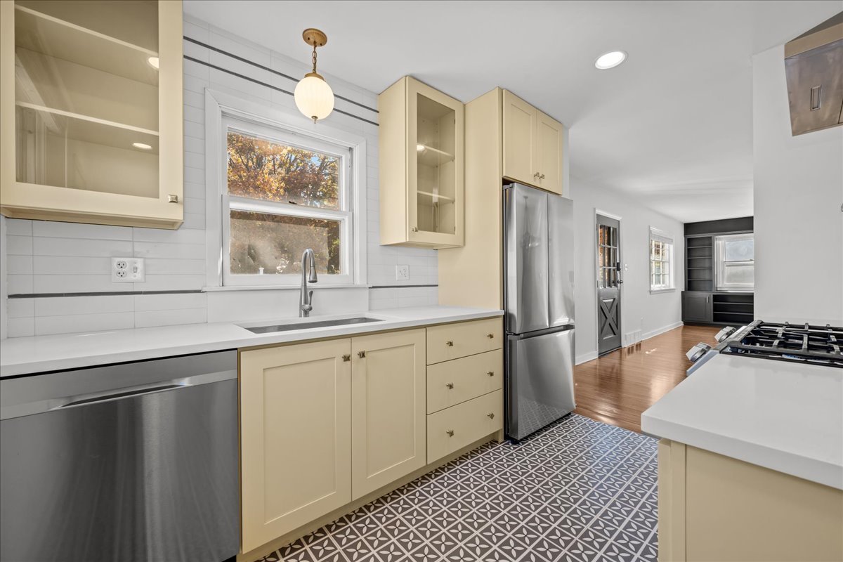 425 Ingleside Avenue Aurora, IL 60506 - Photo 7 of 13 a kitchen with stainless steel appliances a sink stove and refrigerator