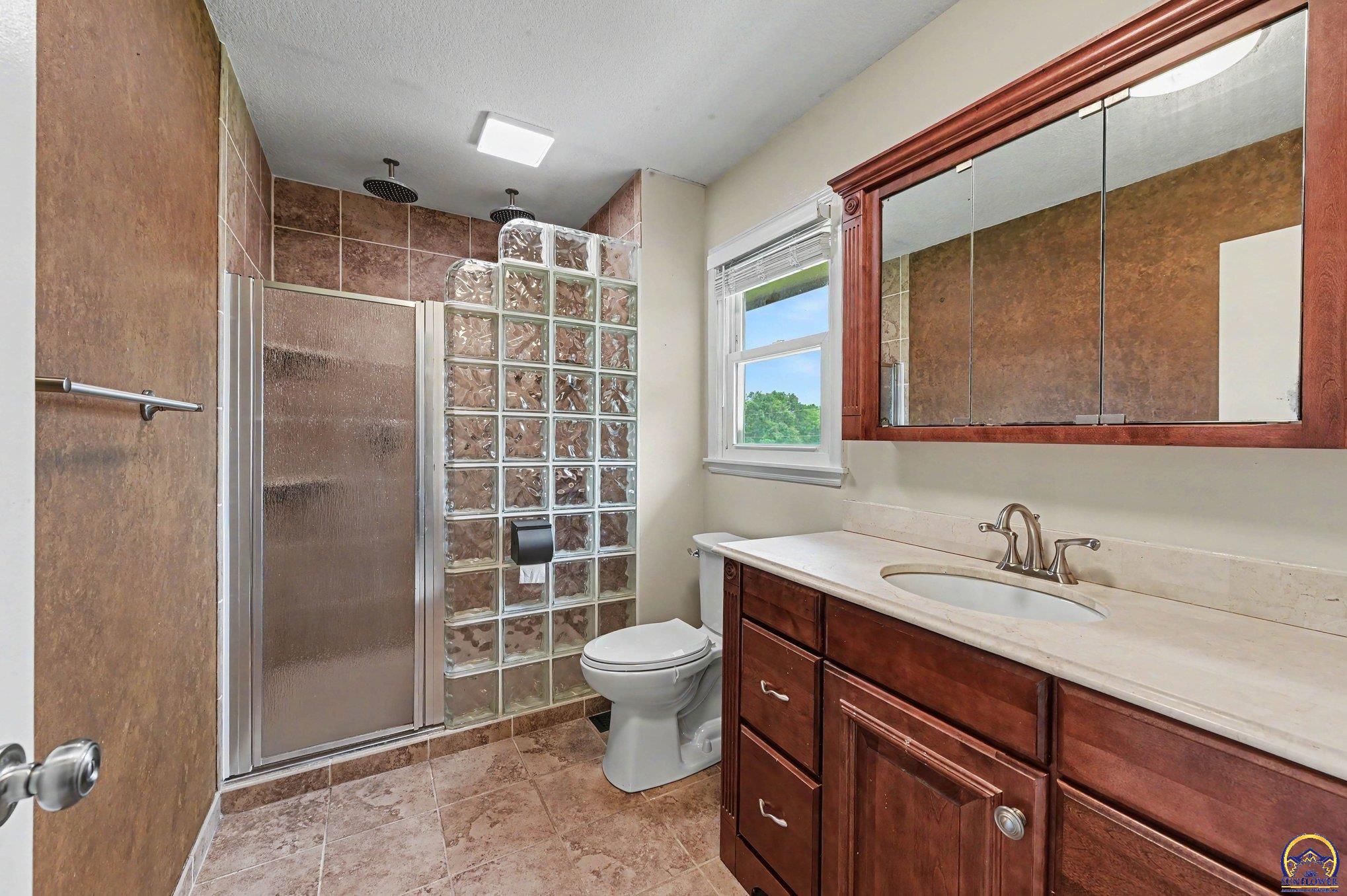 2500 Southwest Gainsboro Road Topeka, KS 66614 - Photo 13 of 27