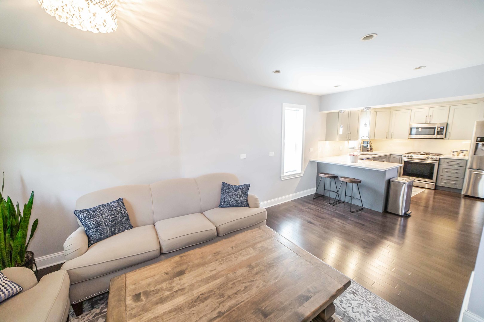 1924 Linden Avenue Park Ridge, IL 60068 - Photo 11 of 28 a living room with a couch and a kitchen counter top space