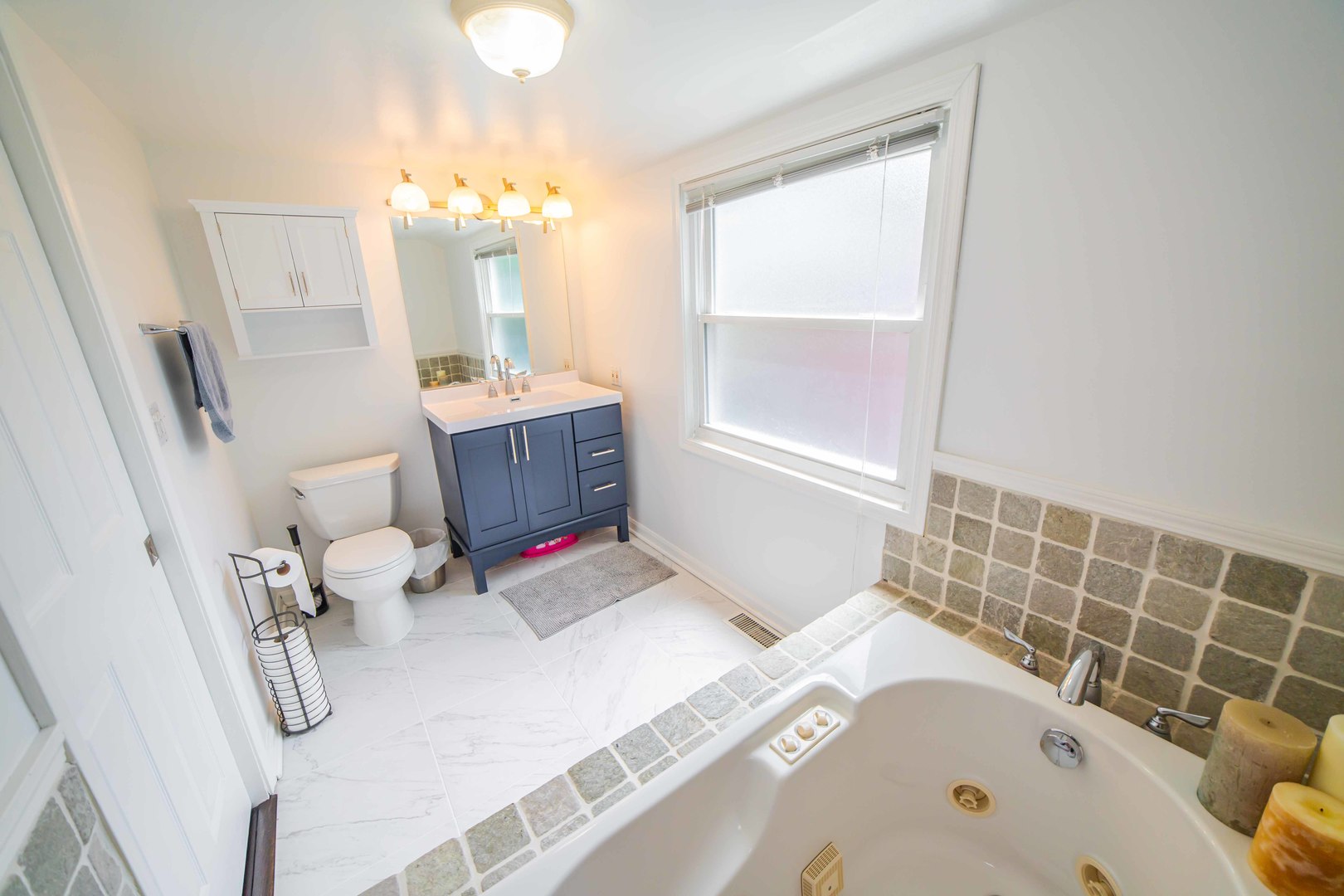 1924 Linden Avenue Park Ridge, IL 60068 - Photo 17 of 28 a bathroom with a tub sink and mirror