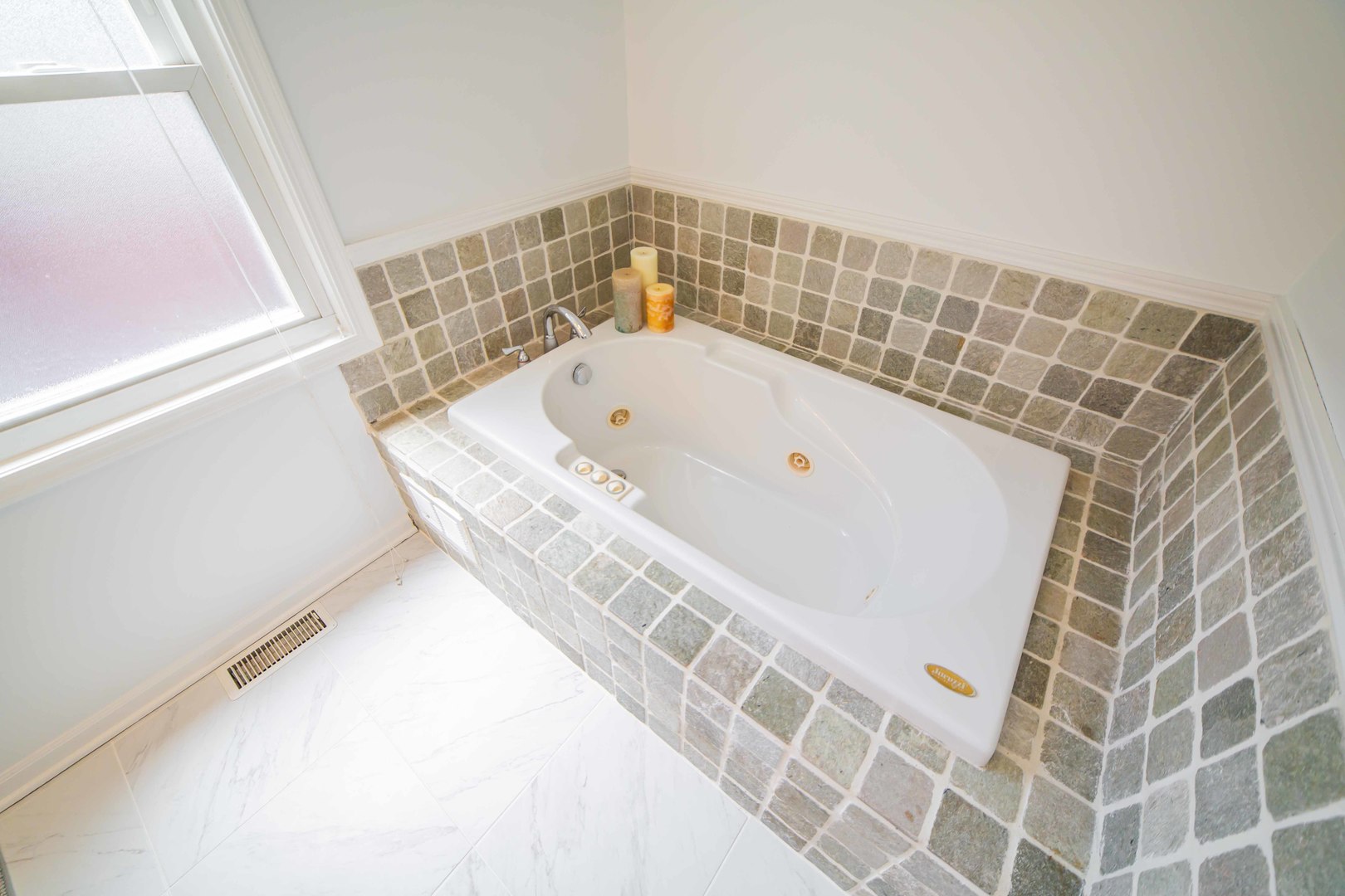 1924 Linden Avenue Park Ridge, IL 60068 - Photo 18 of 28 a bathroom with a bathtub