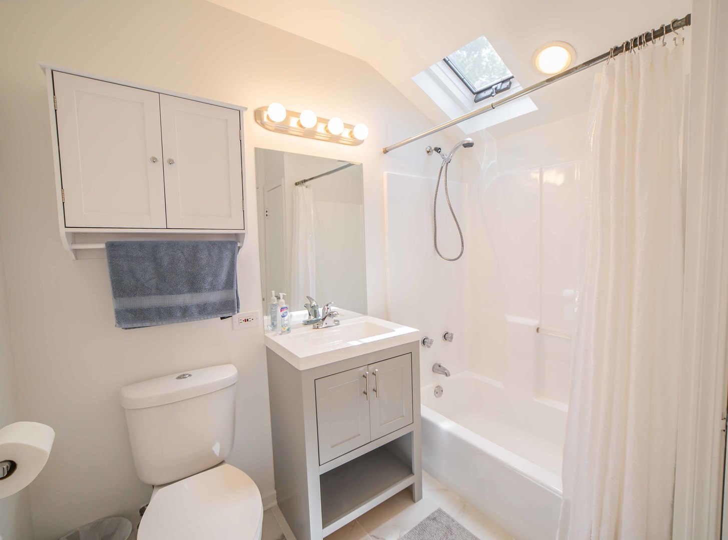1924 Linden Avenue Park Ridge, IL 60068 - Photo 21 of 28 a bathroom with a toilet sink and shower