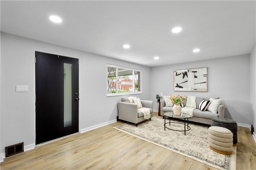 112 Eileen Drive Pittsburgh, PA 15227 - Photo 4 of 20