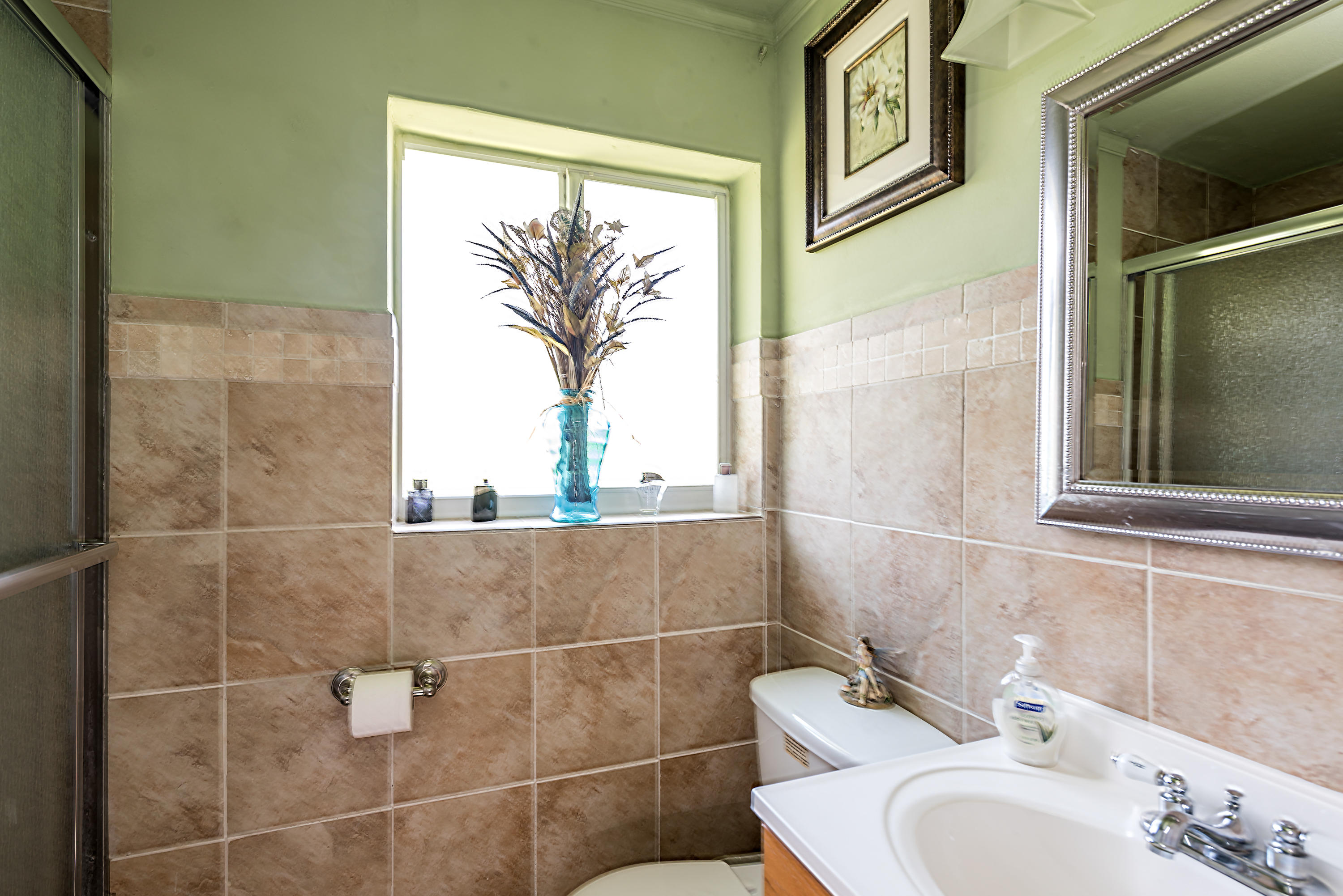 455 Northeast 37th Street Boca Raton, FL 33431 - Photo 8 of 19 a bathroom with a toilet sink and tub