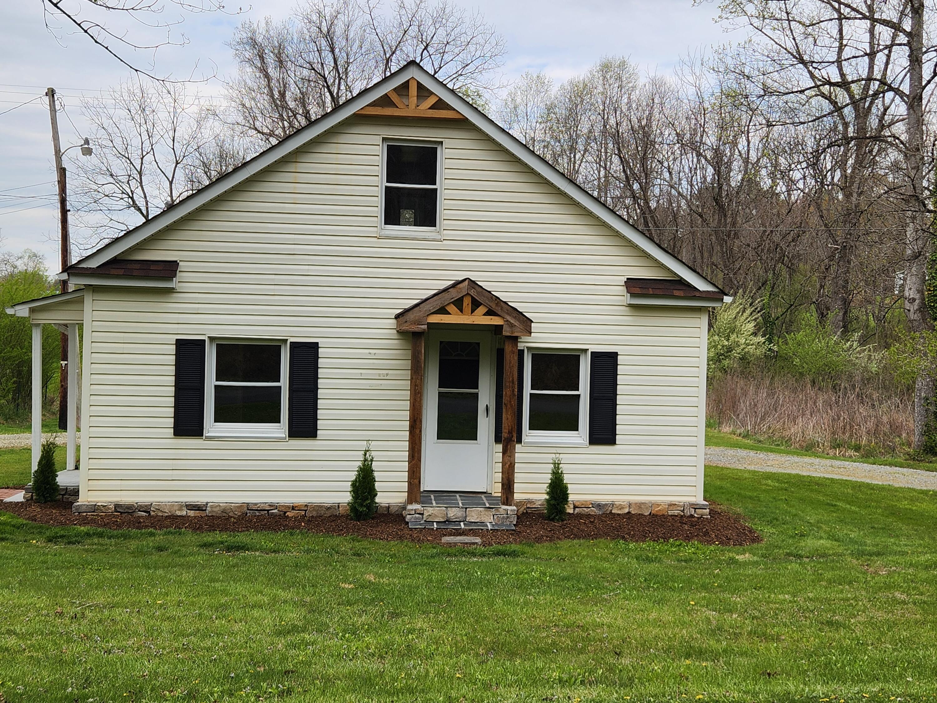 a view of a house with backyard